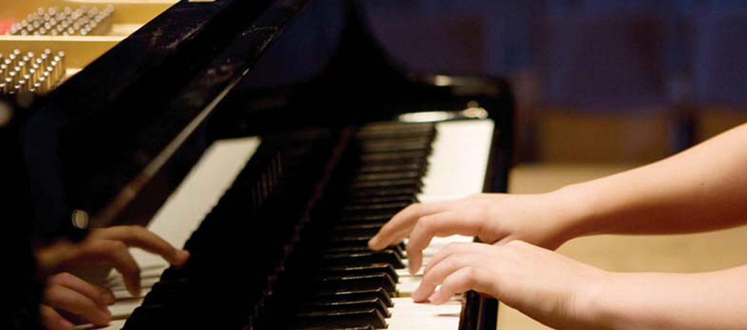 Kind spielt am Klavier