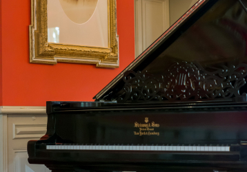 Steinway & Sons Flügel um Konzertsaal