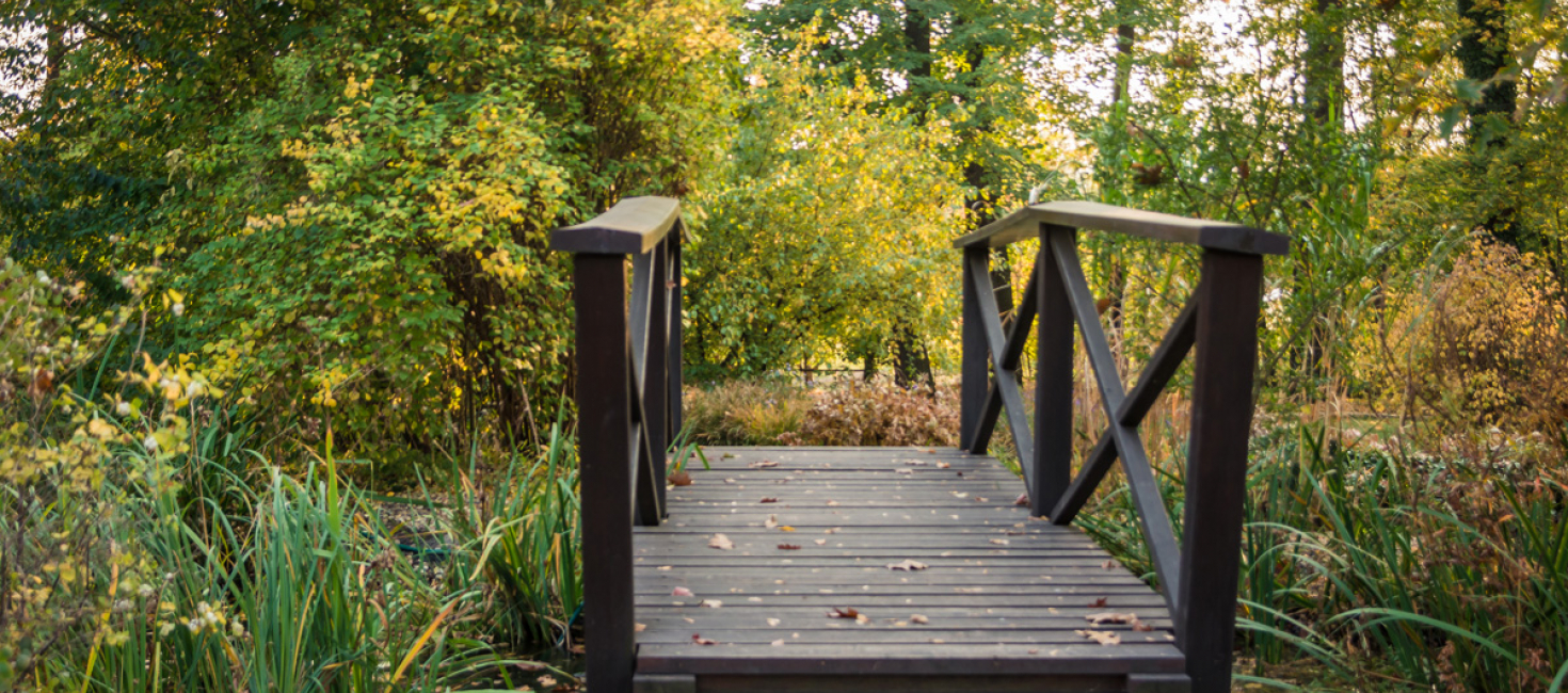 Kleine Holzbrücke im Garten der Villa Teresa