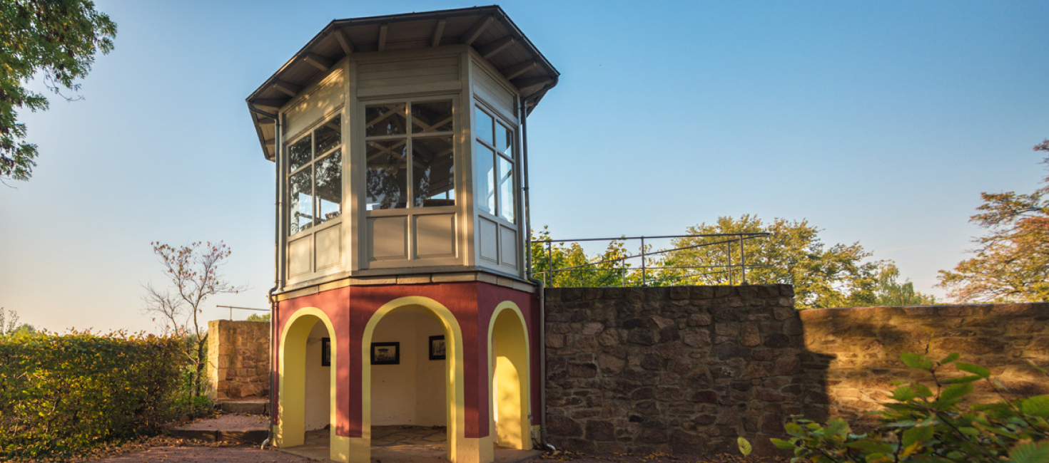 Pavillion an der Steinmauer