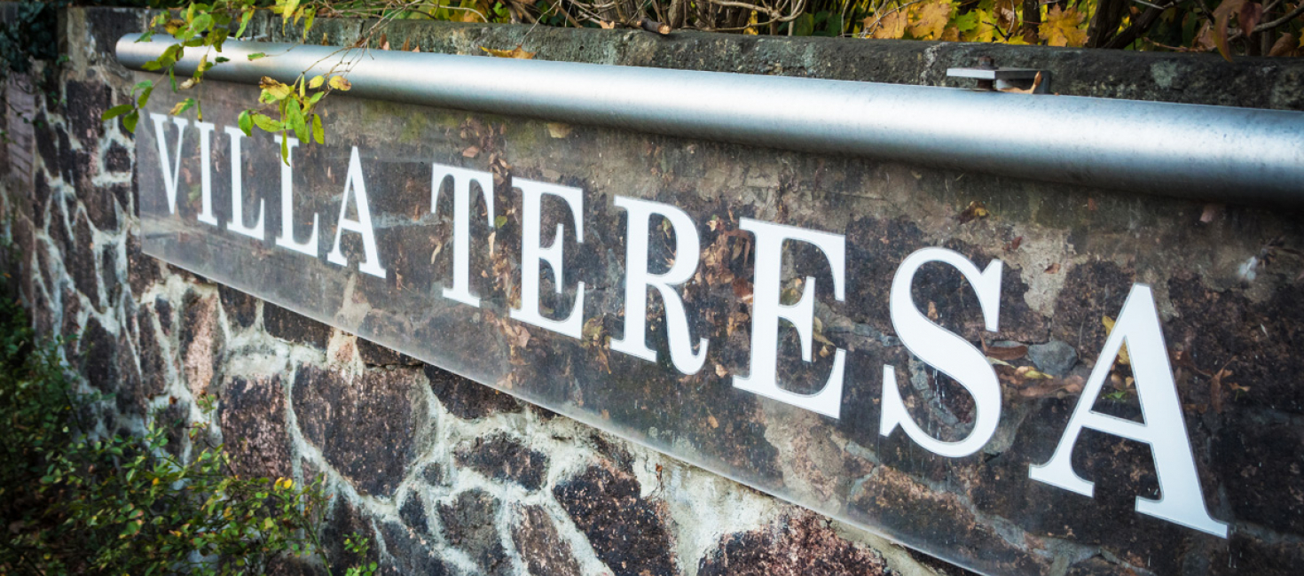 Schild Villa Teresa an der Außenmauer