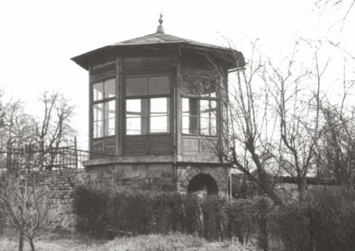 Zweistöckiger Pavillon