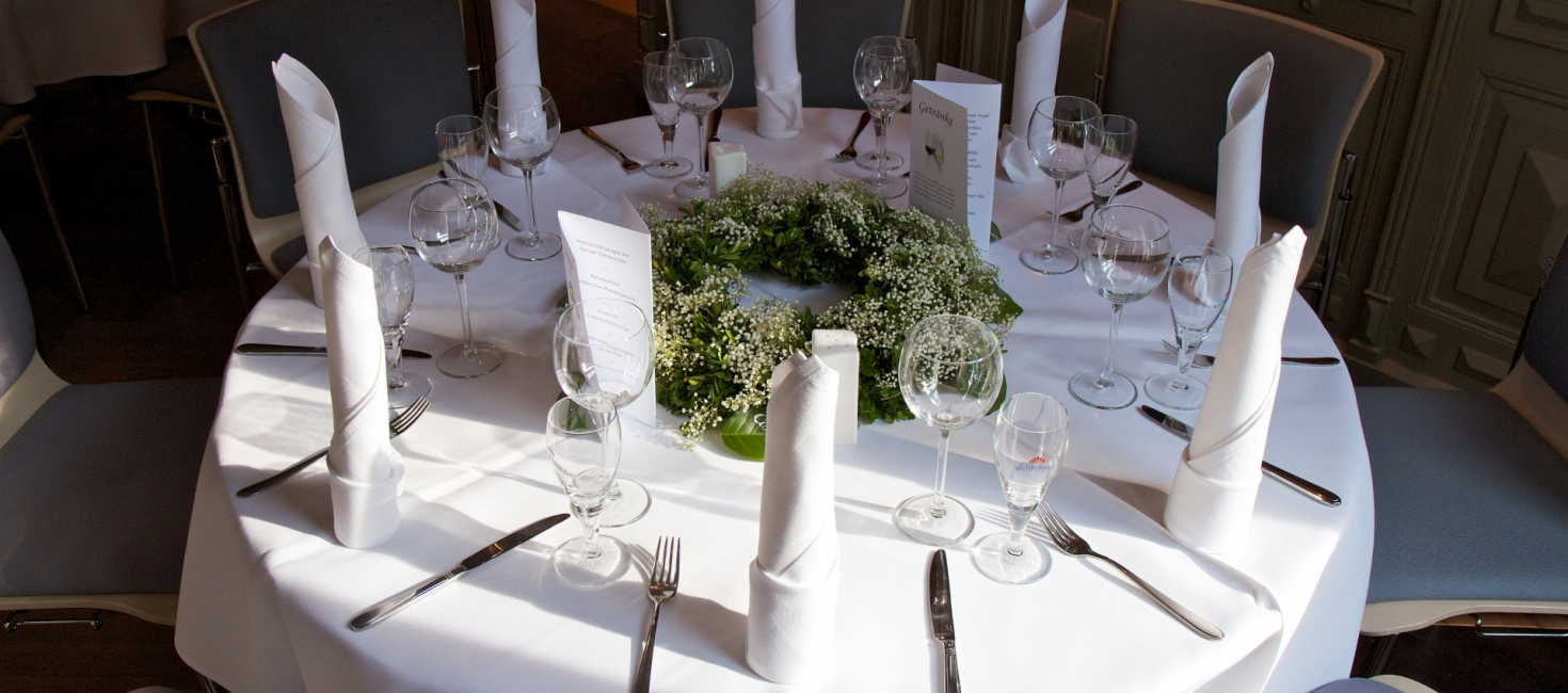 Runder Tisch fein eingedeckt
