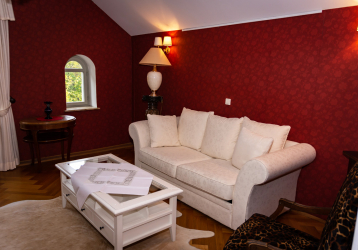 Sofa mit Tisch in der Suite Villa Teresa