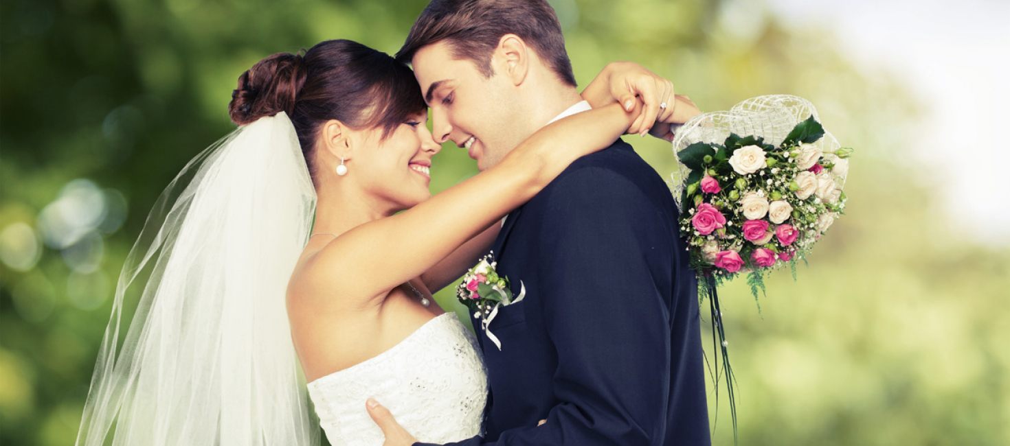 Hochzeitspaar mit Blumenstraus