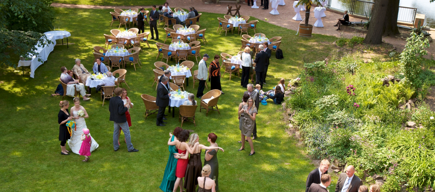 Gäste im Park der Villa Teresa