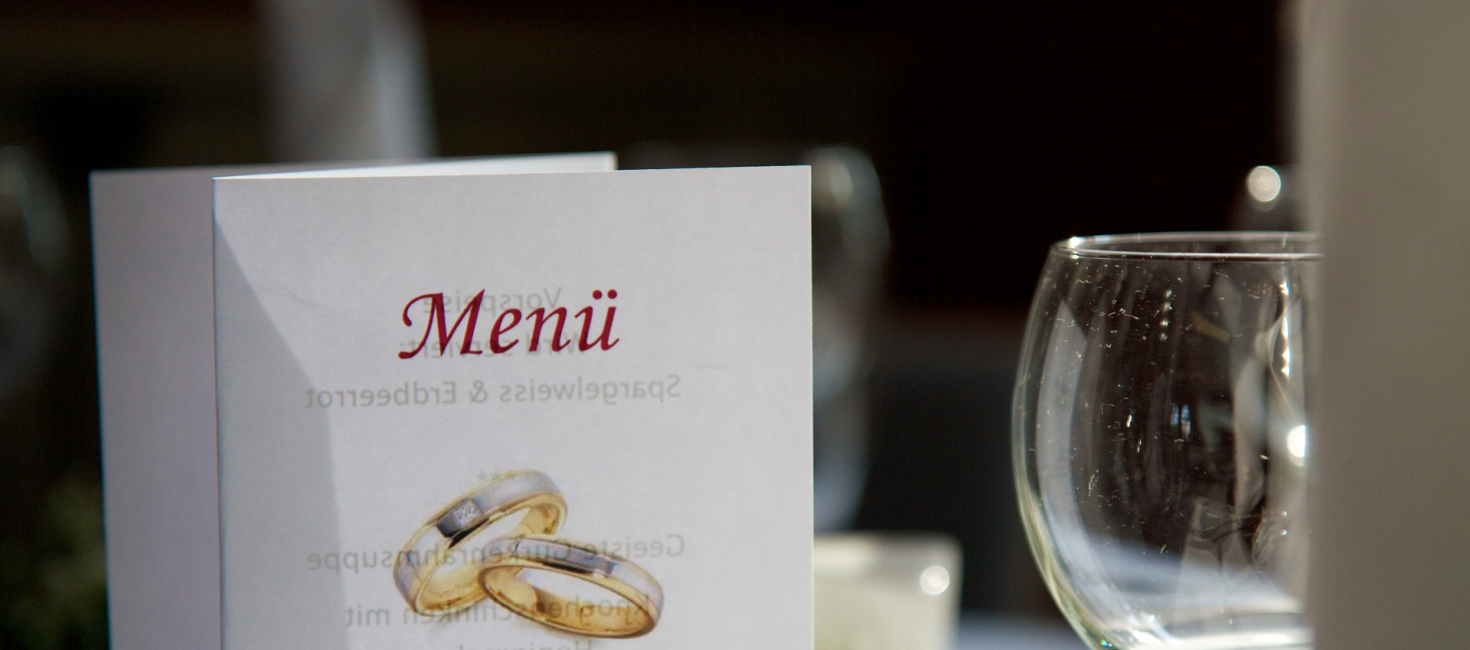 Menükarte und Weingläser