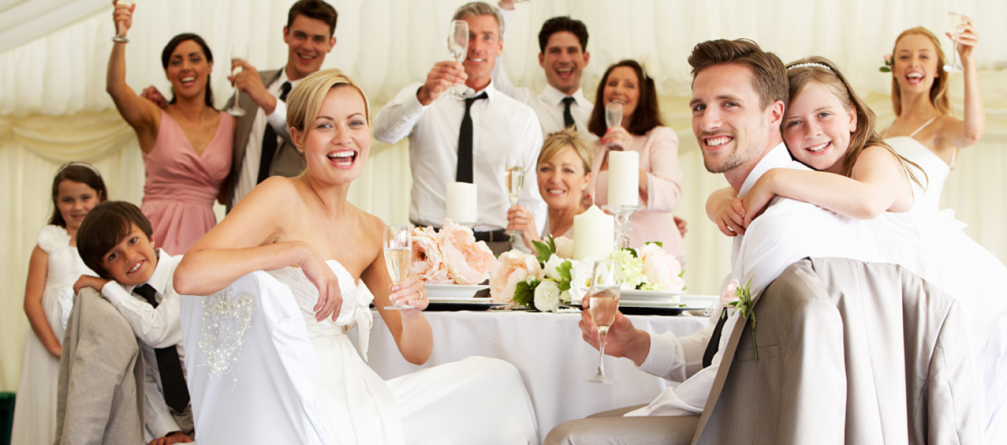 feiernde Hochzeitsgesellschaft