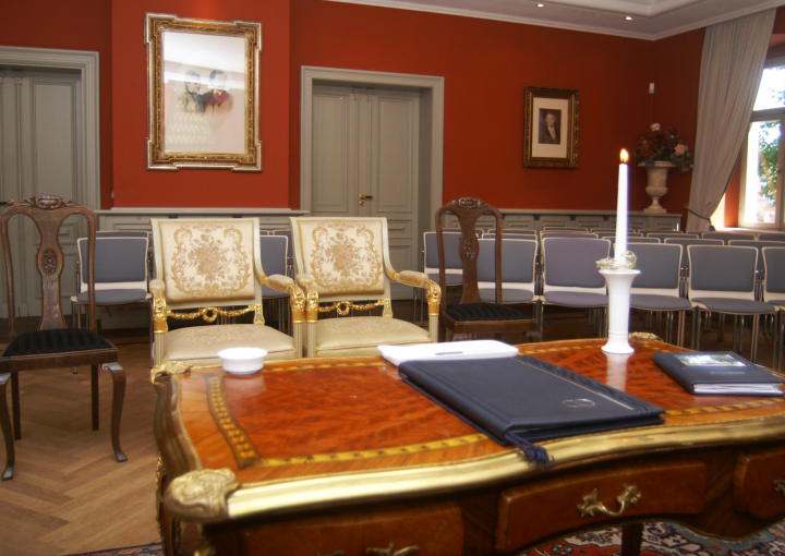 Edler Tisch mit 2 Stühlen für Trauungen