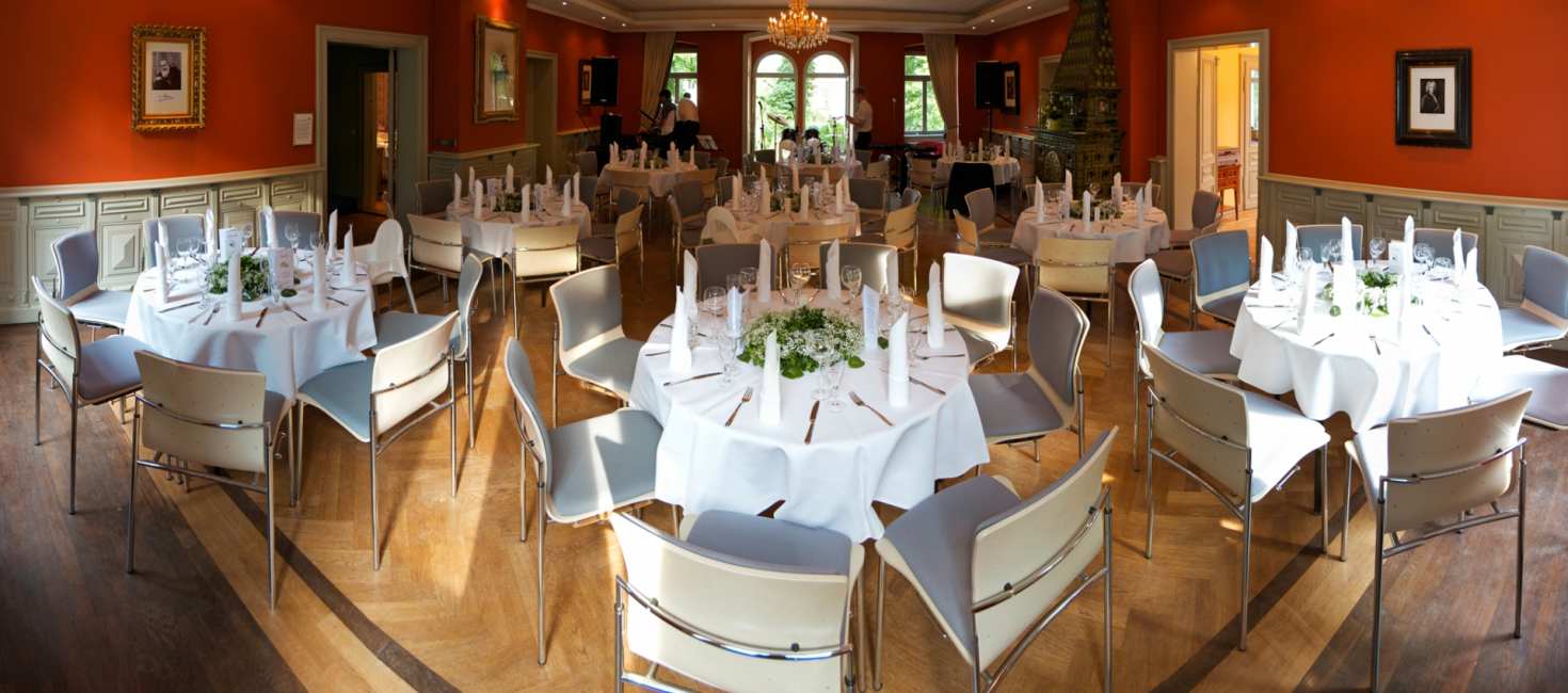 Gedeckte Tische im Konzertsaal