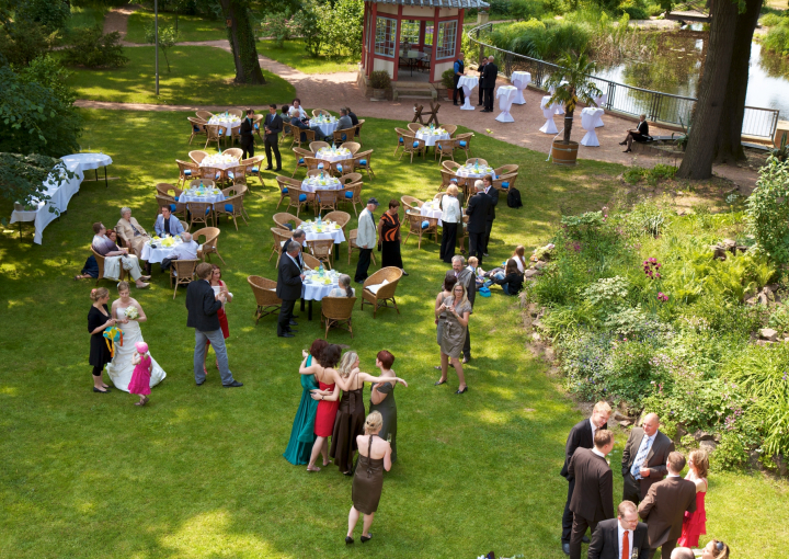 Gäste im Park der Villa Teresa