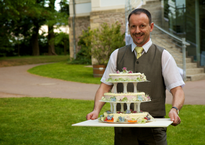 Personal mit Hochzeitstorte